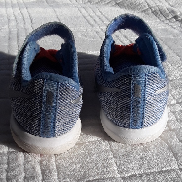 NIKES - Picture 3 of 4